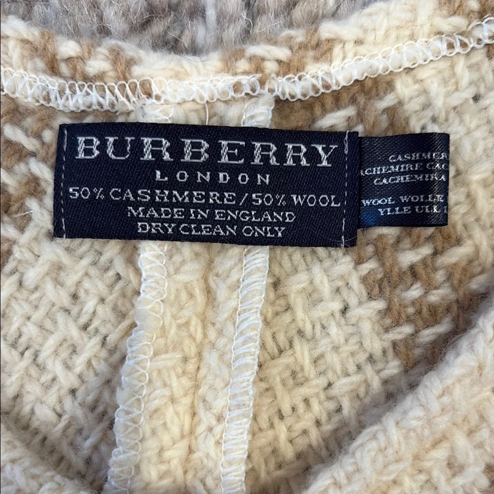 Burberry Wide Check Wool Shawl - Picture 2 of 5
